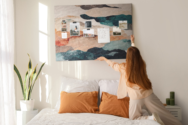 Kurk prikbord met abstracte wolken in gedempte kleuren