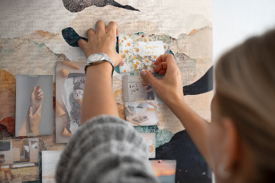 Kurkbord met abstracte wolken in gedempte kleuren