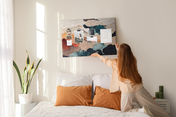 Kurkbord met abstracte wolken in gedempte kleuren