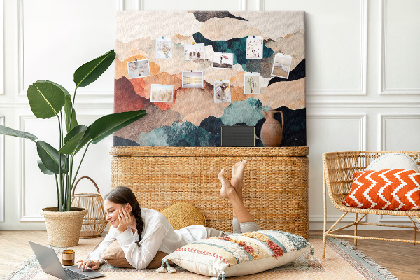 Kurkbord met abstracte wolken in gedempte kleuren