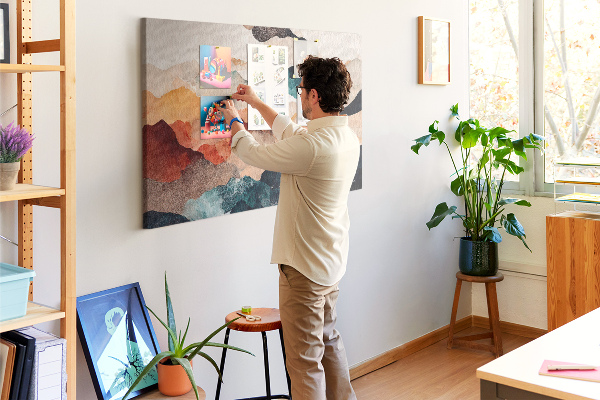 Kurkbord met abstracte wolken in gedempte kleuren