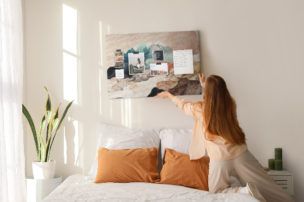Prikbord met abstracte spetters van kleurrijke golvende vormen