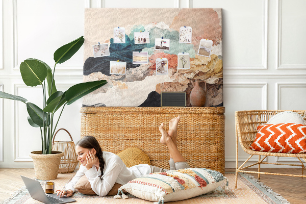 Prikbord met abstracte spetters van kleurrijke golvende vormen