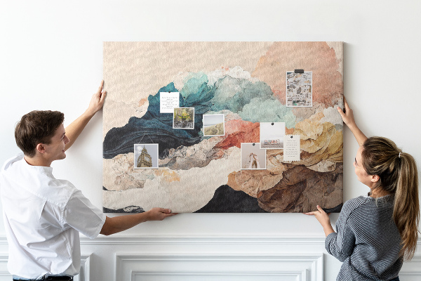Prikbord met abstracte spetters van kleurrijke golvende vormen
