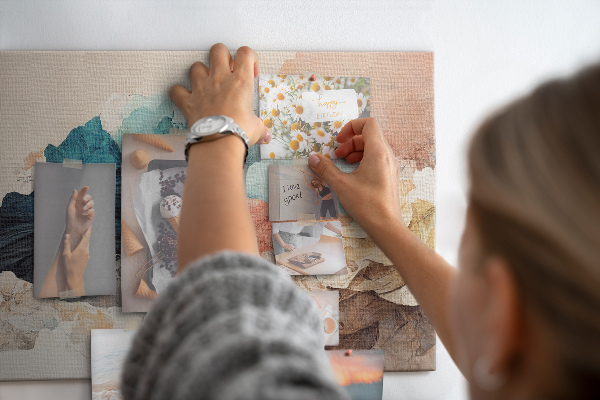 Prikbord met abstracte spetters van kleurrijke golvende vormen