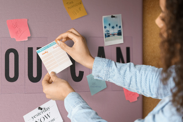 Kurkbord met thema positief denken en motivatie