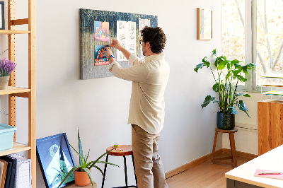 Kurk prikbord met abstract patroon van verticale gouden lijnen