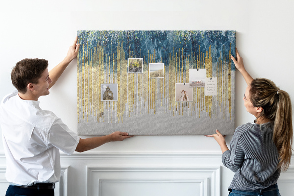 Kurk prikbord met abstract patroon van verticale gouden lijnen