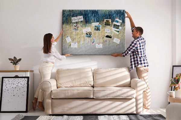 Kurk prikbord met abstract patroon van verticale gouden lijnen