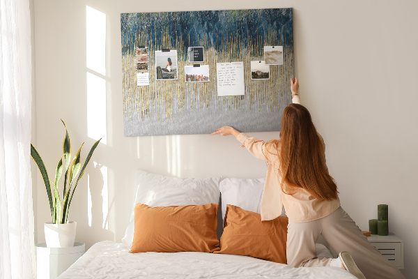 Kurk prikbord met abstract patroon van verticale gouden lijnen
