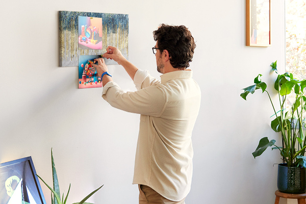 Kurk prikbord met abstract patroon van verticale gouden lijnen
