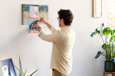 Kurk prikbord met abstract patroon van verticale gouden lijnen