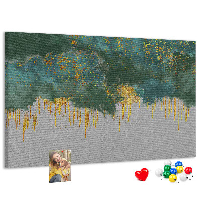 Prikbord met gouden druppels op een blauwe wolkenachtergrond