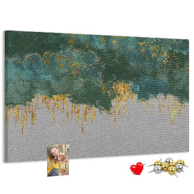 Prikbord met gouden druppels op een blauwe wolkenachtergrond