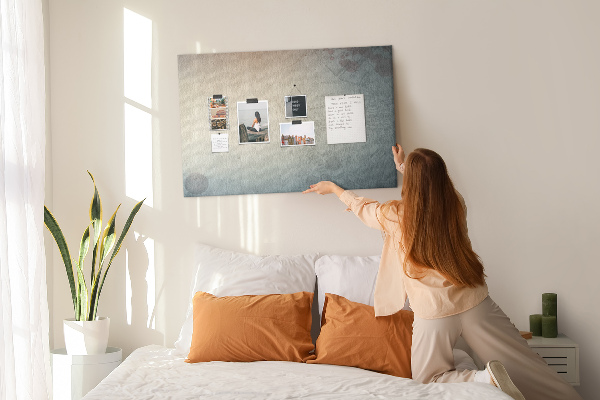 Kurkbord met een print van een oude kaart met subtiele vlekken