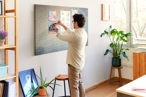 Kurkbord met een print van een oude kaart met subtiele vlekken
