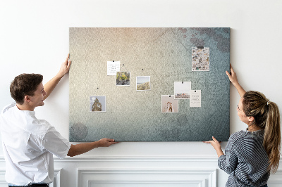 Kurkbord met een print van een oude kaart met subtiele vlekken