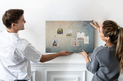 Kurkbord met een print van een oude kaart met subtiele vlekken