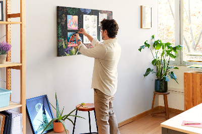 Kurken prikbord met bloemenpatroon en een kleurrijke vogel