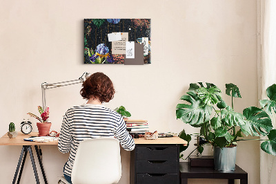 Kurken prikbord met bloemenpatroon en een kleurrijke vogel