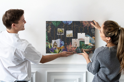 Kurken prikbord met bloemenpatroon en een kleurrijke vogel