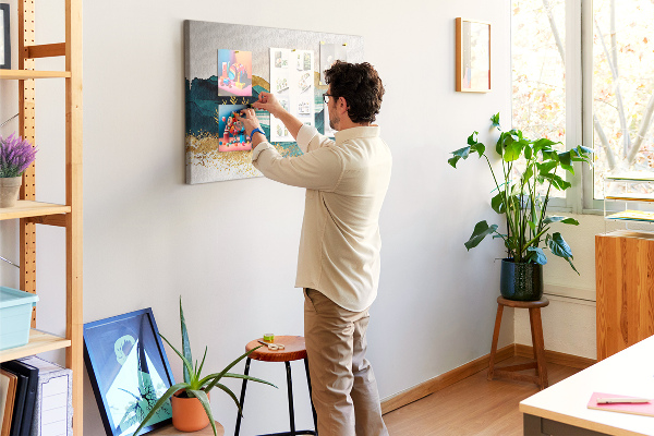 Kurkbord met afbeelding van gouden heuvels boven een rustig meer