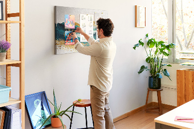 Kurkbord met afbeelding van gouden heuvels boven een rustig meer