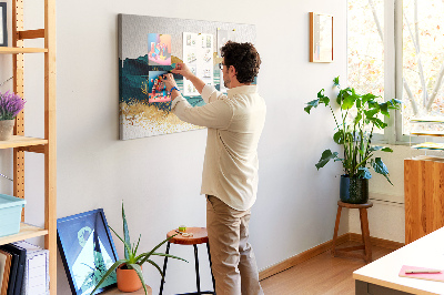 Kurkbord met afbeelding van gouden heuvels boven een rustig meer