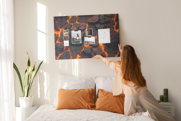 Prikbord met afbeelding van vulkanische rotsen met stromende lava