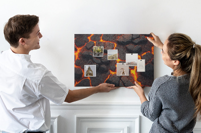 Prikbord met afbeelding van vulkanische rotsen met stromende lava