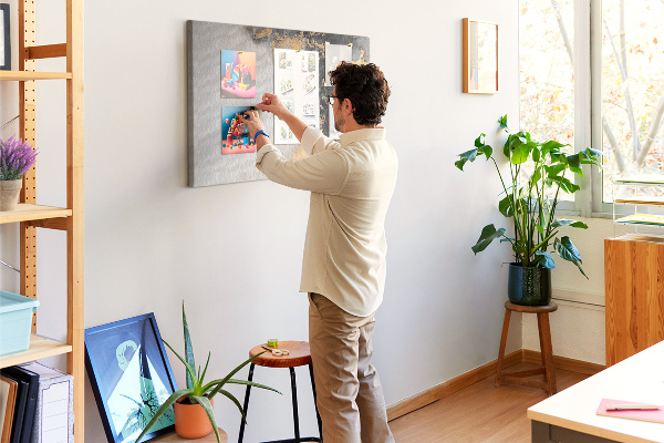 Kurkbord met een elegante abstractie in zwarttinten