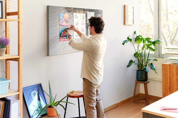 Kurkbord met een elegante abstractie in zwarttinten