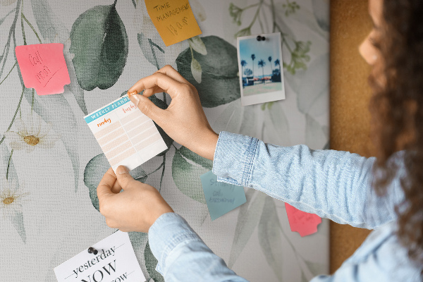 Prikbord met bloem- en bladmotieven in pastelkleuren