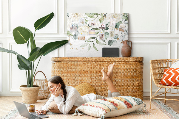 Prikbord met bloemmotieven en groene bladeren