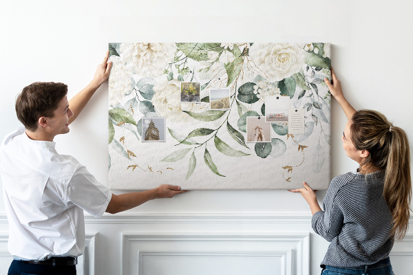 Prikbord met bloemmotieven en groene bladeren