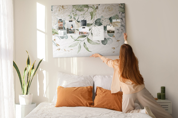 Prikbord met bloemmotieven en groene bladeren