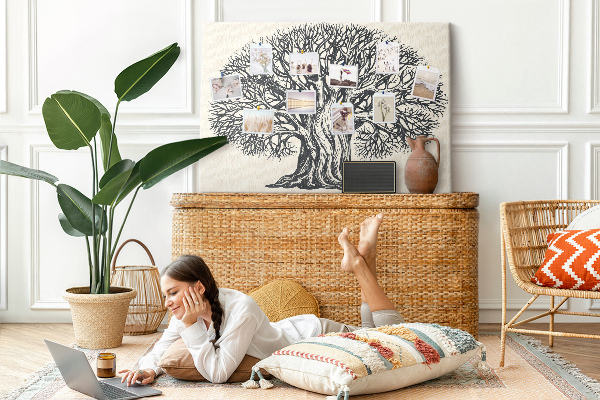 Kurkbord met een print van verstrengelde zwarte boomtakken