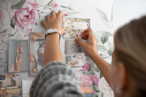 Prikbord met bloemenpatroon in pasteltinten