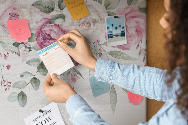 Kurkbord met bloemenpatroon in delicate roze tinten