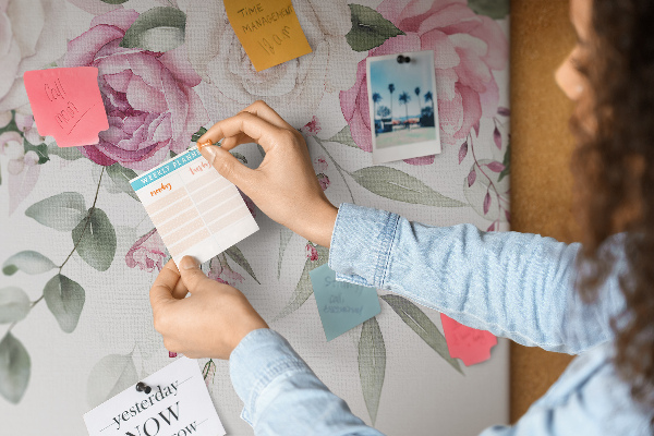 Kurkbord met bloemenpatroon in delicate roze tinten