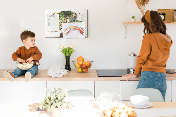 Kurkbord de levensboom met mensen in de schaduw