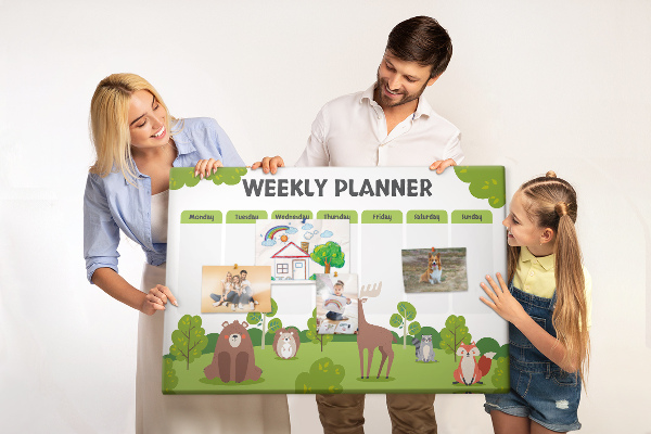Kurk prikbord met een wekelijks bosplan en schattige dieren