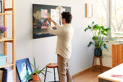 Prikbord met een afbeelding van een berglandschap bij maanlicht