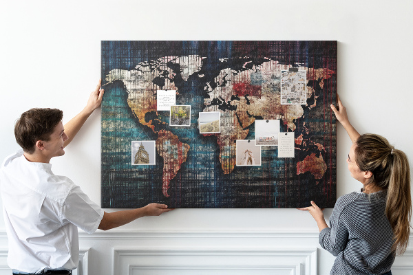 Prikbord wereldkaart in aardse kleuren