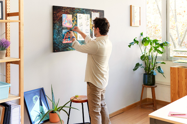 Kurkbord wereldkaart in abstracte stijl