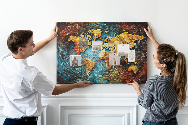 Kurkbord wereldkaart in abstracte stijl