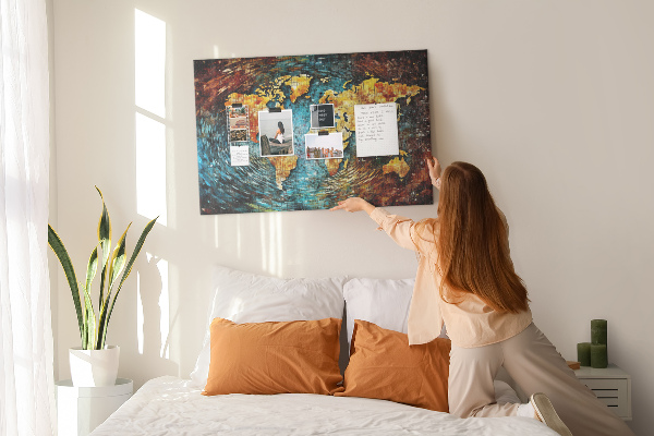 Kurkbord wereldkaart in abstracte stijl