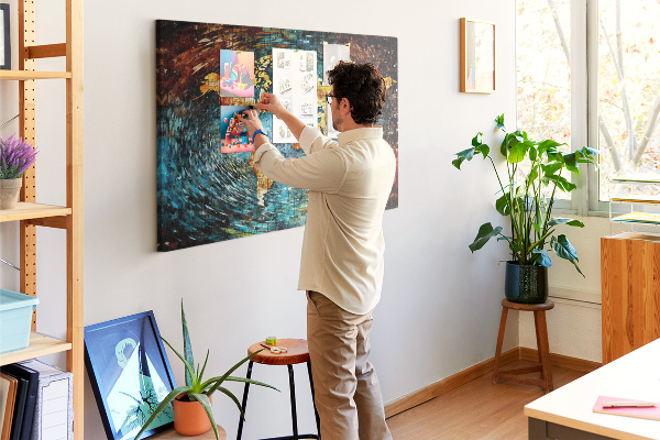 Kurkbord wereldkaart in abstracte stijl