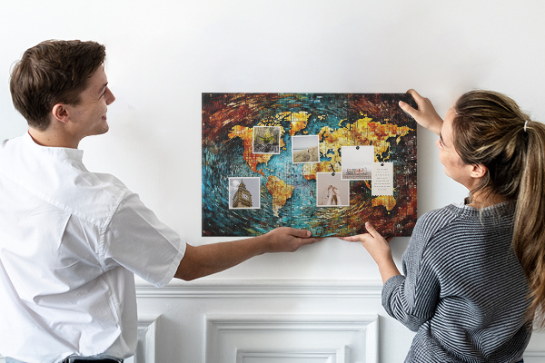 Kurkbord wereldkaart in abstracte stijl