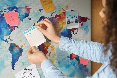 Kurk prikbord met een kleurrijke aquarel wereldkaart